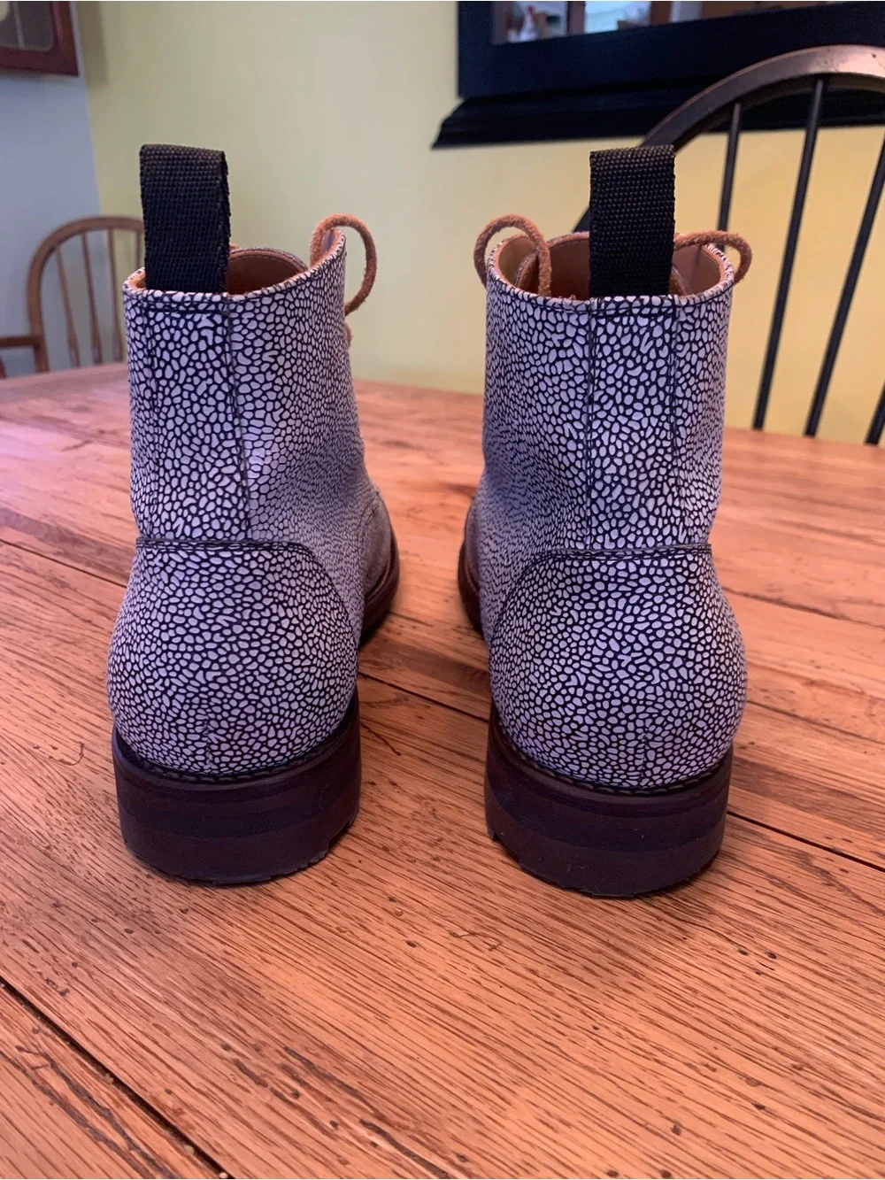 Taft Men's White & Tan Textured Chukka Boots